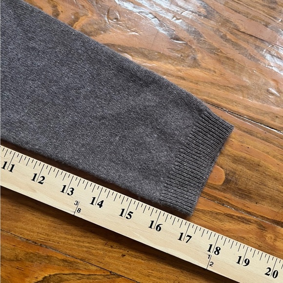 Charter Club Women's 100% Cashmere Brown V-Neck Sweater size M‎ - Picture 9 of 11